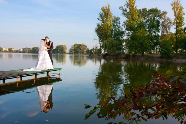 Sposa felice e sposo il giorno del loro matrimonio — Foto Stock