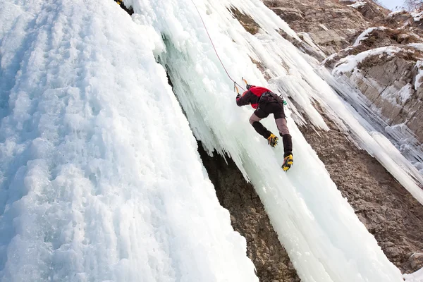 Man klimmen bevroren waterval — Stockfoto