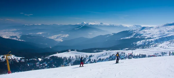 Vista panoramica sulle montagne invernali — Foto Stock