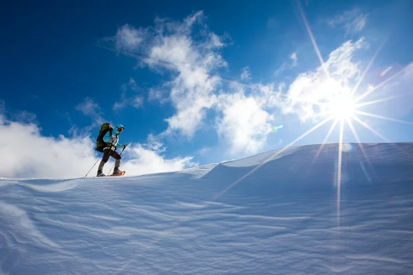 Excursionista en las montañas de invierno — Foto de Stock