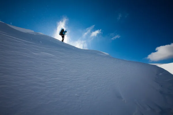 冬の山のハイカーは — ストック写真