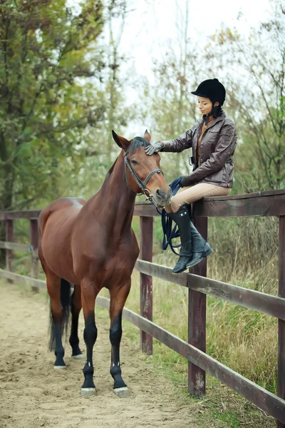 Woman jockey is riding the horse outdoo — Stock Photo, Image