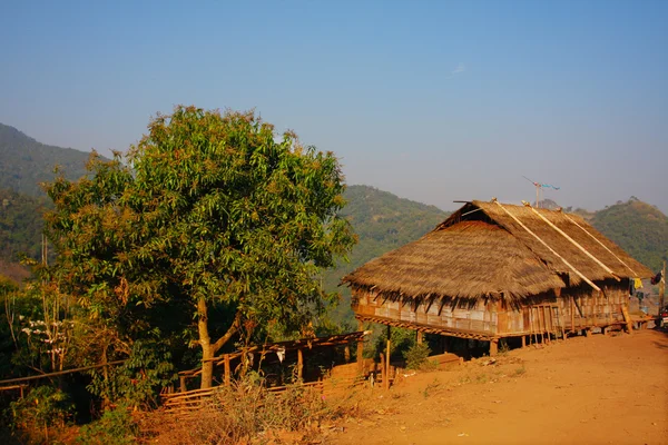 Бамбуковый дом в горной деревне — стоковое фото