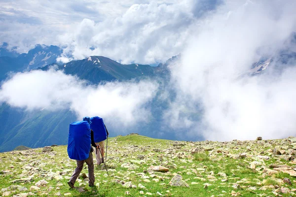 Kafkas Dağları'nda uzun yürüyüşe çıkan kimse — Stok fotoğraf