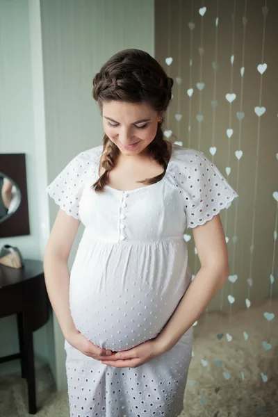Έγκυος γυναίκα που παρουσιάζουν στο στούντιο — Φωτογραφία Αρχείου