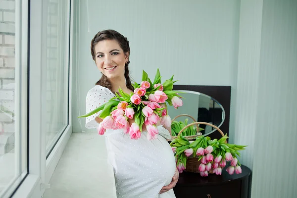 Gravid kvinna poserar på studio — Stockfoto