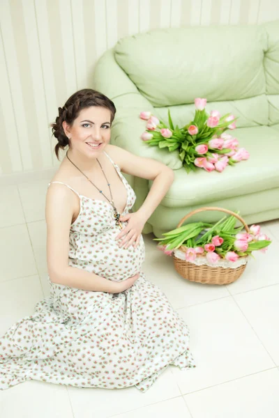 Mulher grávida posando no estúdio — Fotografia de Stock