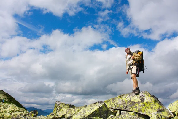 徒步旅行者在高加索山脉 — 图库照片