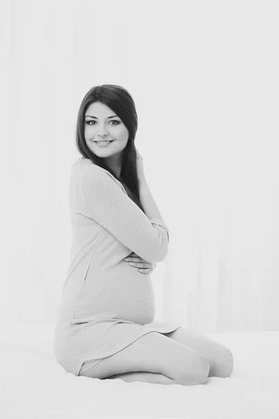 Mulher grávida posando no estúdio — Fotografia de Stock