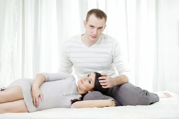 Bonito jovem casal grávida — Fotografia de Stock