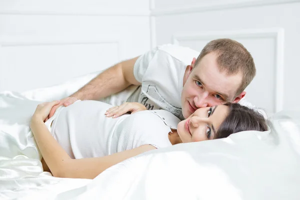 Bonito jovem casal grávida — Fotografia de Stock