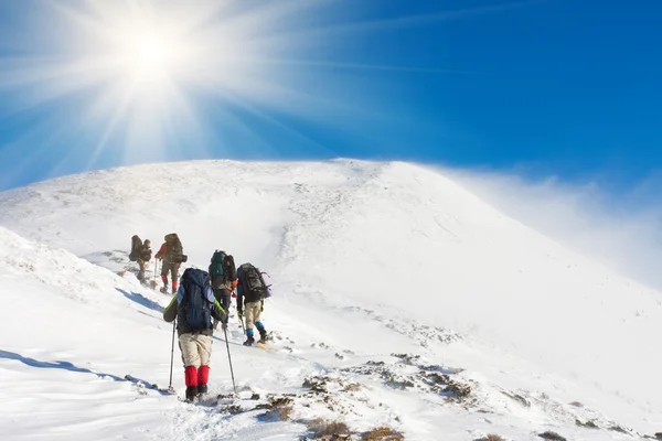 冬天在山的徒步旅行者 — 图库照片