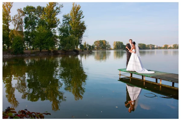 Lycklig brud och brudgum på deras bröllopsdag — Stockfoto