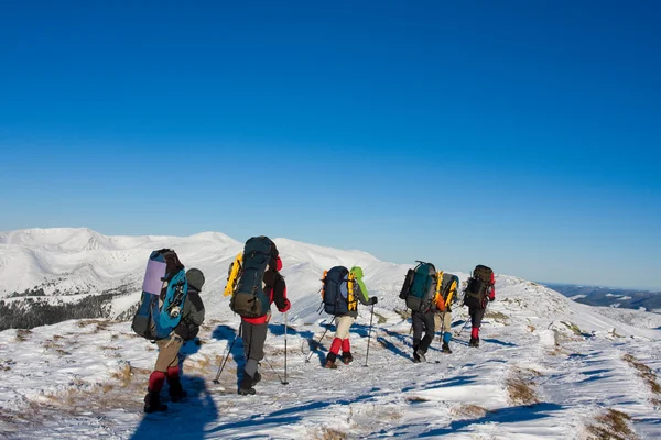 Hiker är på vintern i bergen — Stockfoto