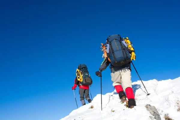 Hiker är på vintern i bergen — Stockfoto