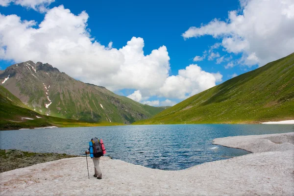 Caminhante nas montanhas do Cáucaso — Fotografia de Stock