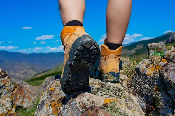 Bota de senderismo primer plano en rocas de montaña — Foto de Stock