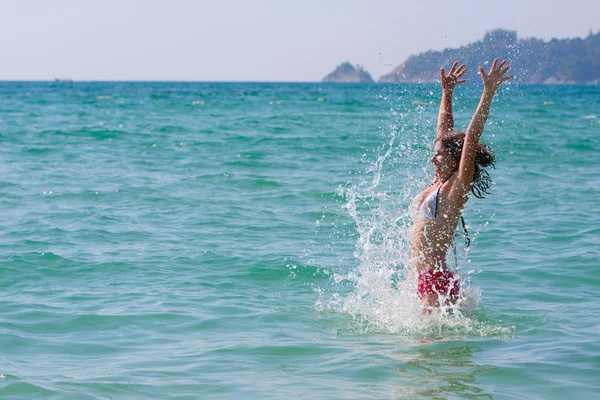 Gadis dengan rambut panjang bermain di laut — Stok Foto