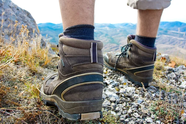 Wandelen laarzen op rock — Stockfoto