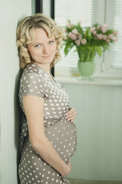 Bella femmina incinta a casa guarda la fotocamera — Foto Stock