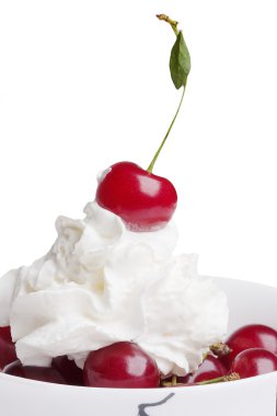 Kiraz smoothie beyaz bir arka plan üzerinde