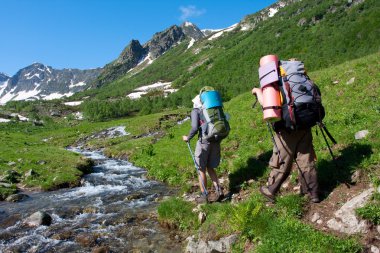 Kafkas Dağları'nda uzun yürüyüşe çıkan kimse