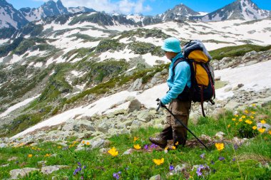 Kafkas Dağları'nda uzun yürüyüşe çıkan kimse