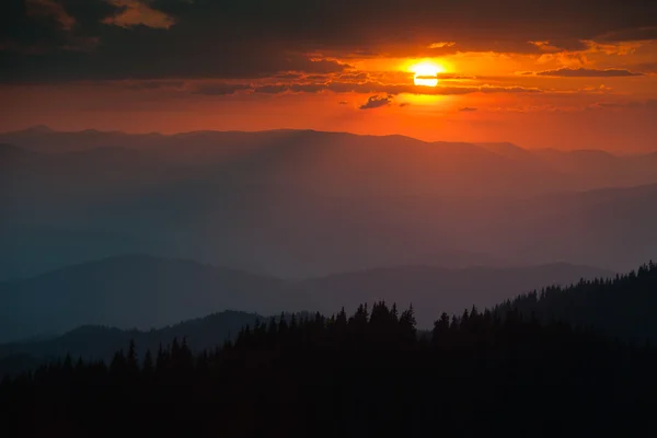 Indah gunung saat matahari terbenam — Stok Foto