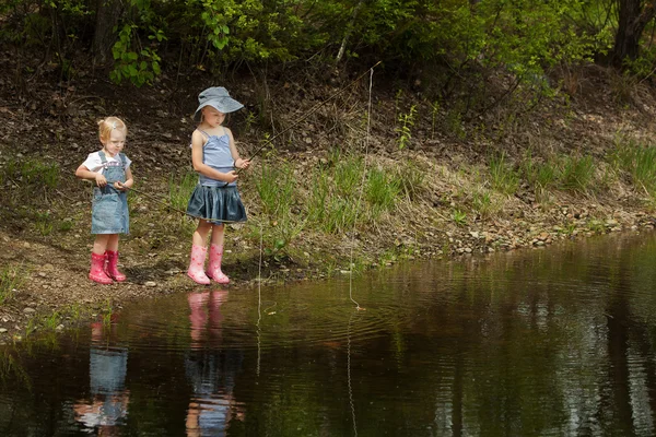Niñas están pescando en el lago en el bosque —  Fotos de Stock