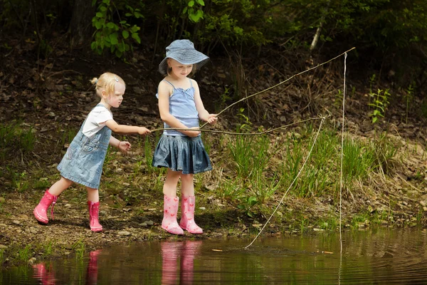 Niñas están pescando en el lago en el bosque —  Fotos de Stock