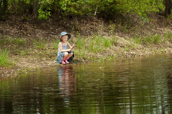 Kislány a halászat tó erdő — Stock Fotó