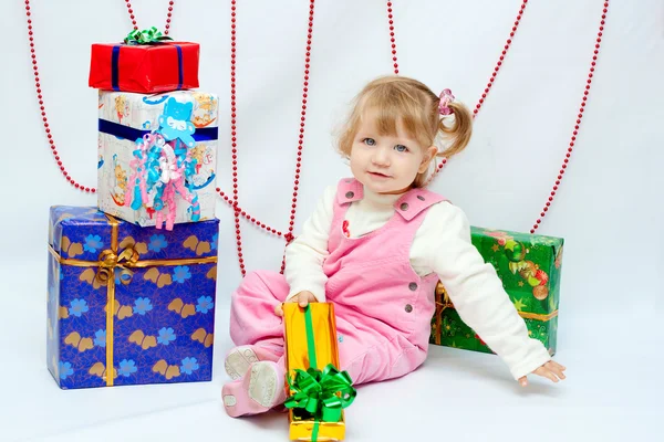 Bebê feliz com presentes na caixa de Natal decorada — Fotografia de Stock