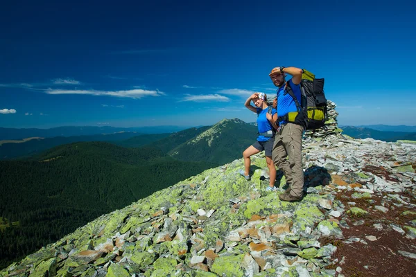 Retrato de pareja en la cima de la montaña — Foto de Stock