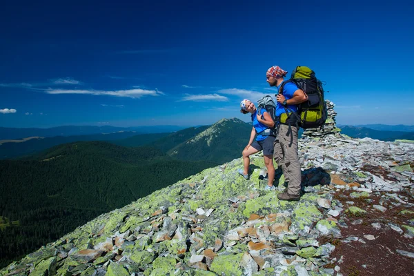 Retrato de pareja en la cima de la montaña — Foto de Stock