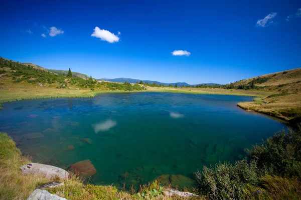 Hermoso lago en la montaña — Foto de Stock