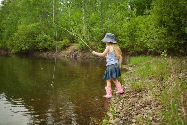 Niña están pescando en el lago en el bosque —  Fotos de Stock