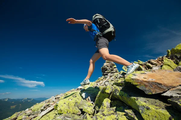 Senderista salta sobre piedras en montañas Cárpatos — Foto de Stock