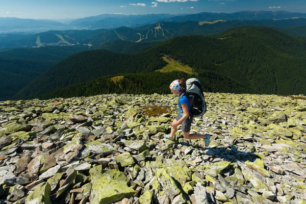 Senderista salta sobre piedras en montañas Cárpatos — Foto de Stock