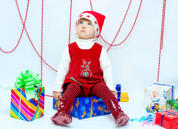 Šťastné dítě s dárky v poli dekorovaný vánoční — Stock fotografie