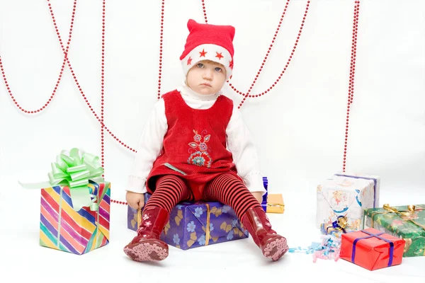 Bebê feliz com presentes na caixa de Natal decorada — Fotografia de Stock