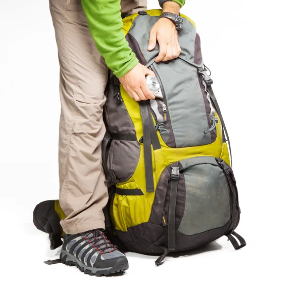 Mann steckte Kamera in Packung gepackten Rucksacks — Stockfoto