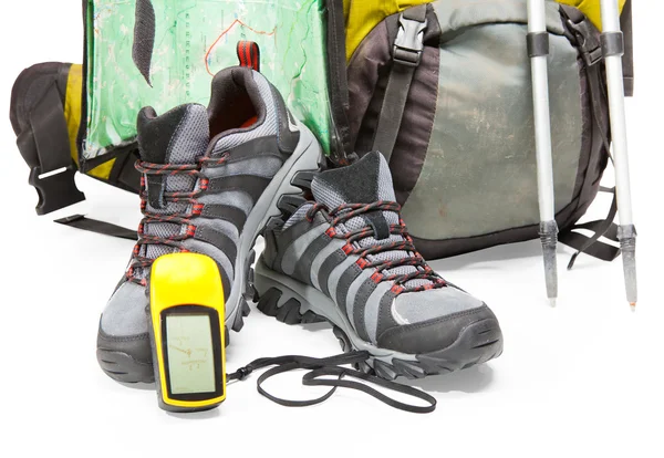 Туристическое оборудование: рюкзак; обувь; карта; GPS на белом фоне — стоковое фото