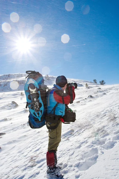 徒步旅行者在冬天山 — 图库照片