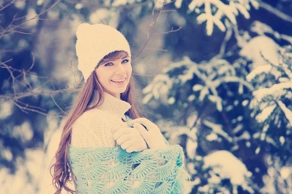 Attractive young woman in wintertime outdoor — Stock Photo, Image