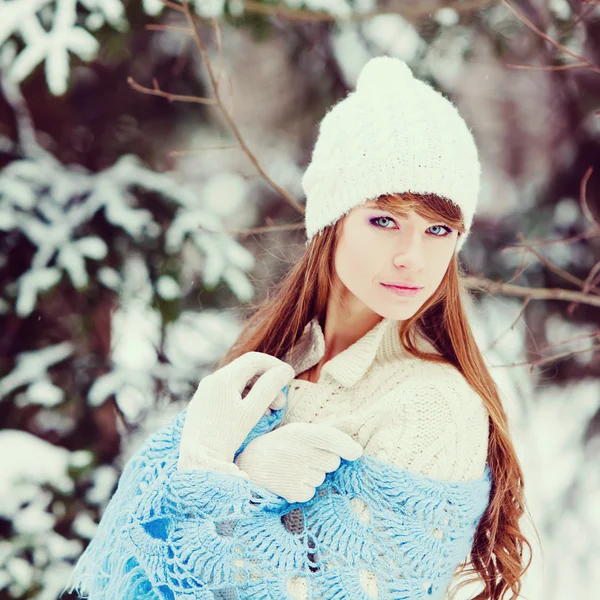 Atractiva joven mujer en invierno al aire libre —  Fotos de Stock