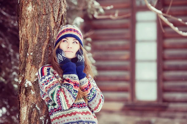 Attrayant jeune femme en hiver en plein air — Photo