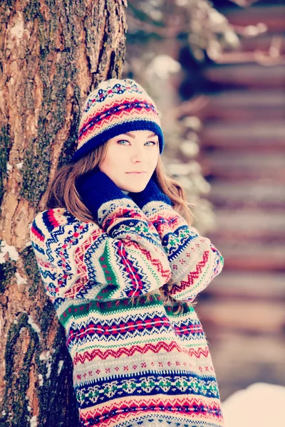在户外过冬时迷人的年轻女子 — 图库照片