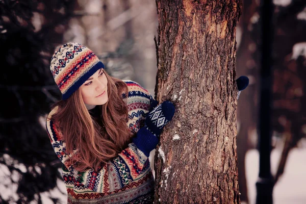 在户外过冬时迷人的年轻女子 — 图库照片