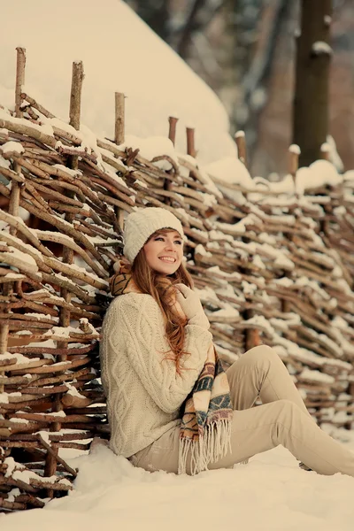 Atractiva joven mujer en invierno al aire libre — Foto de Stock