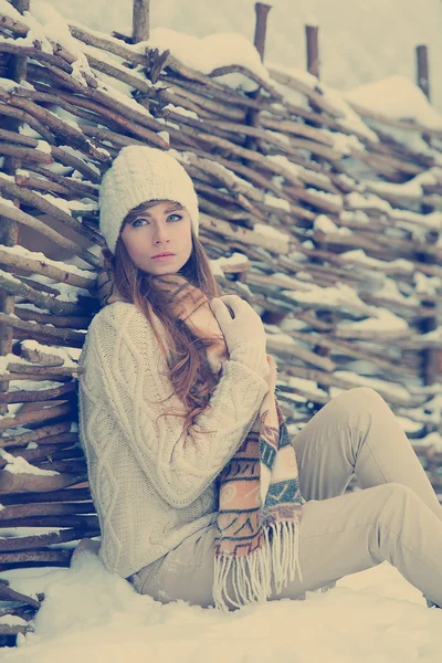 Attrayant jeune femme en hiver en plein air — Photo